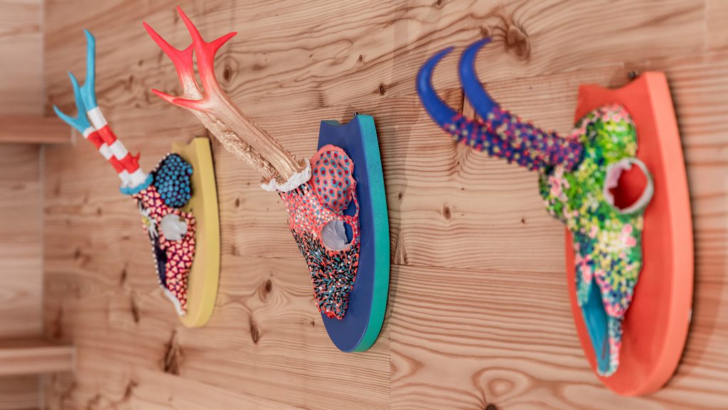 Bunt bemalte Krickl in rustikal-moderner