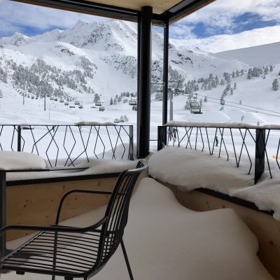Verschneite Terrasse einer Ferienwohnung am Skigebeit Kühtai