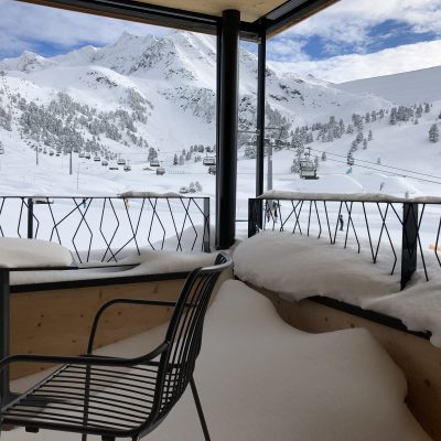 Verschneite Terrasse einer Ferienwohnung am Skigebeit Kühtai