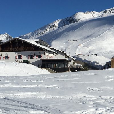 Blick von Westen auf das Jagdschloss Resort Kühtai