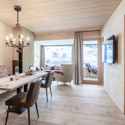 Jagschloss Resort Kühtai: Esstisch und Terrasse der Ferienwohnungen